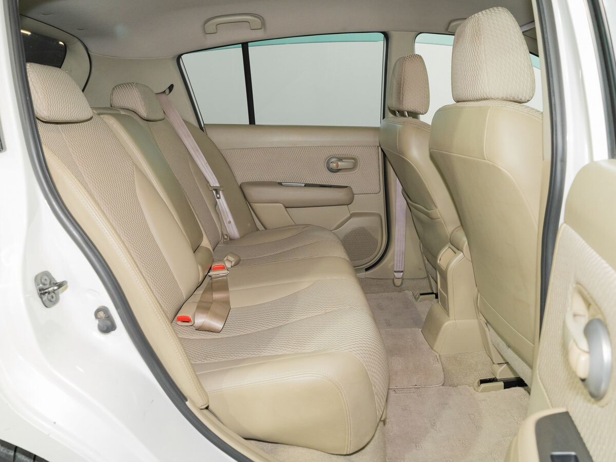 Nissan Tiida 2010 - фото автомобиля