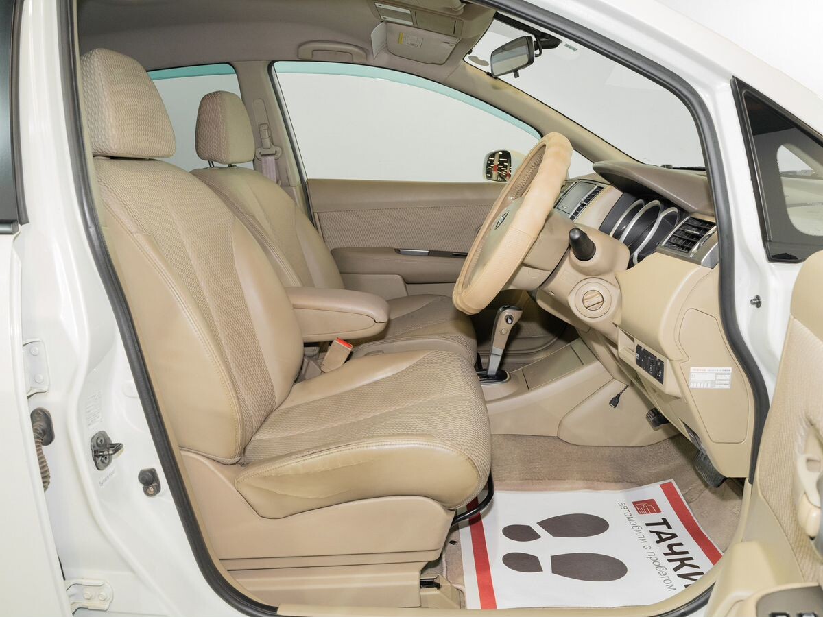 Nissan Tiida 2010 - фото автомобиля