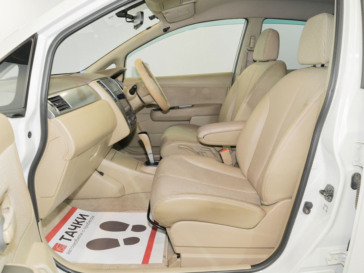 Nissan Tiida 2010 - фото автомобиля