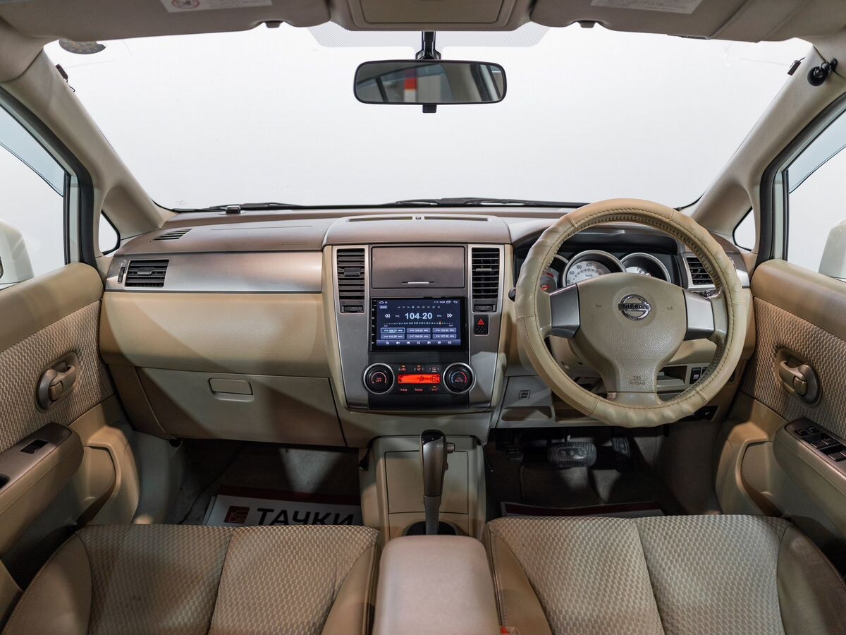 Nissan Tiida 2010 - фото автомобиля