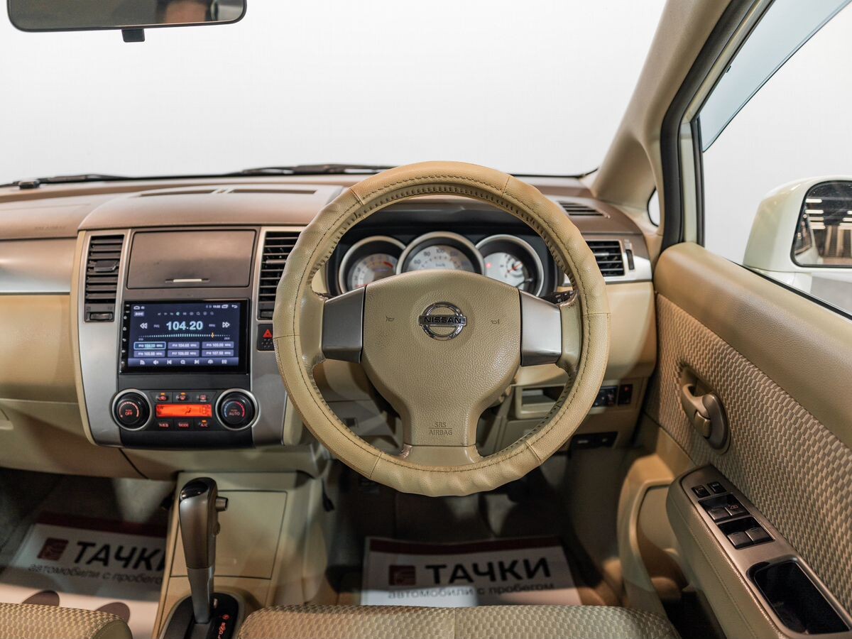 Nissan Tiida 2010 - фото автомобиля