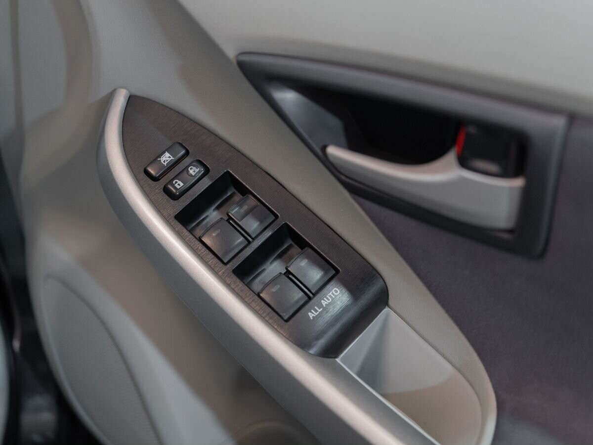 Toyota Prius 2010 - фото автомобиля