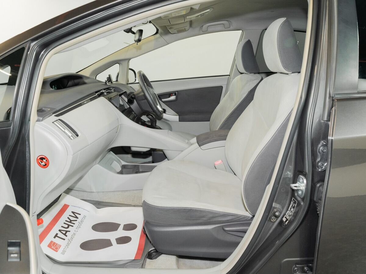 Toyota Prius 2010 - фото автомобиля