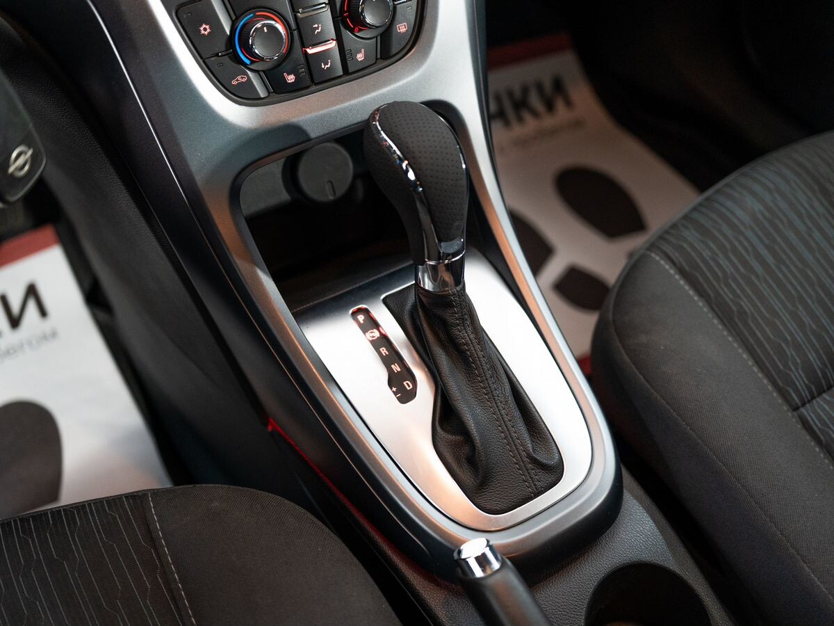 Opel Astra 2012 - фото автомобиля