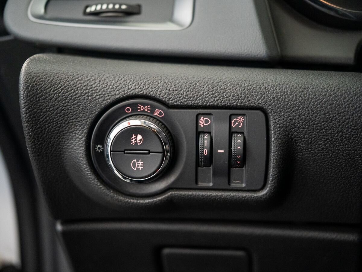 Opel Astra 2012 - фото автомобиля