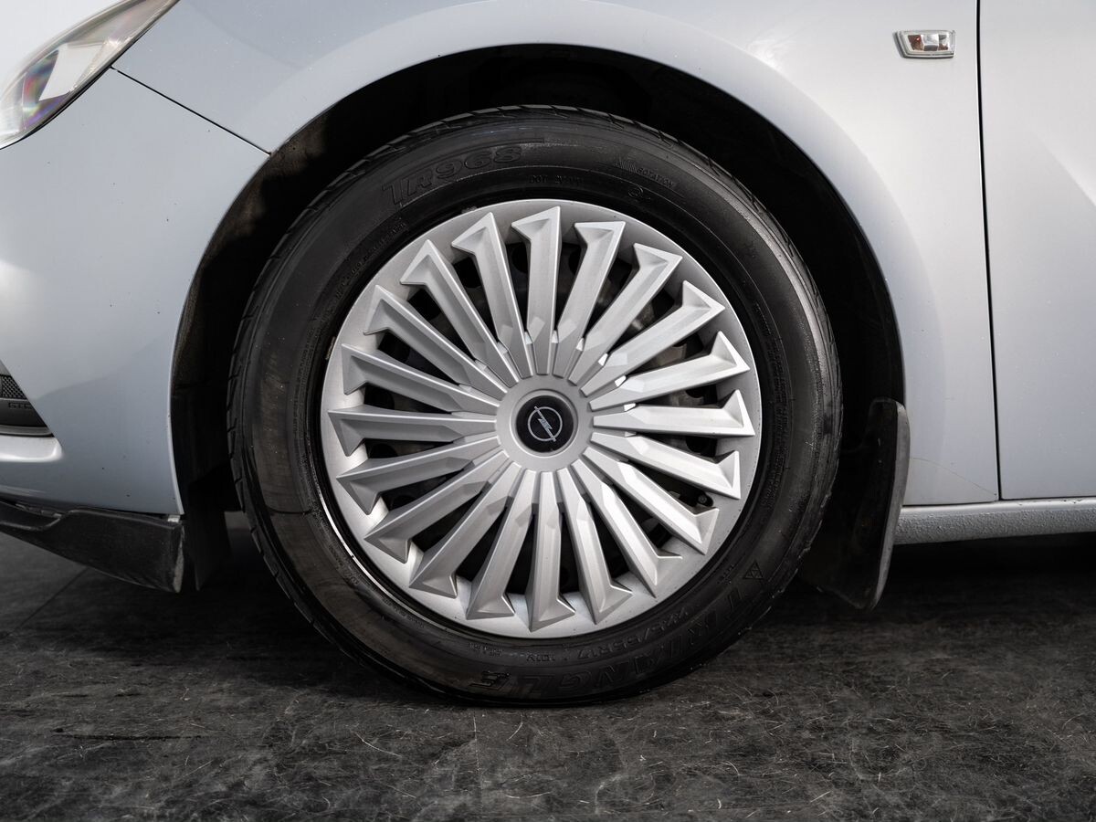 Opel Astra 2012 - фото автомобиля