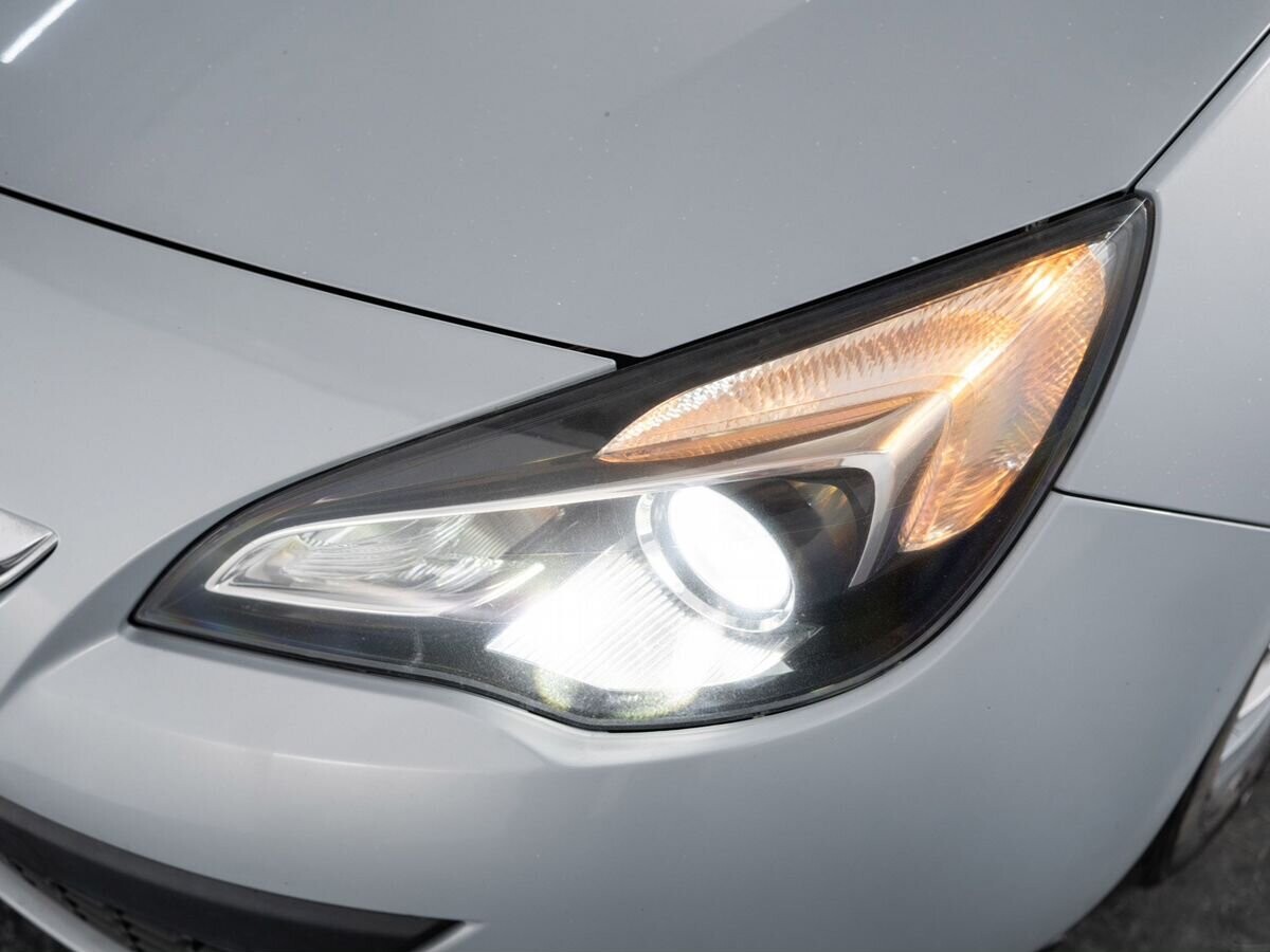 Opel Astra 2012 - фото автомобиля