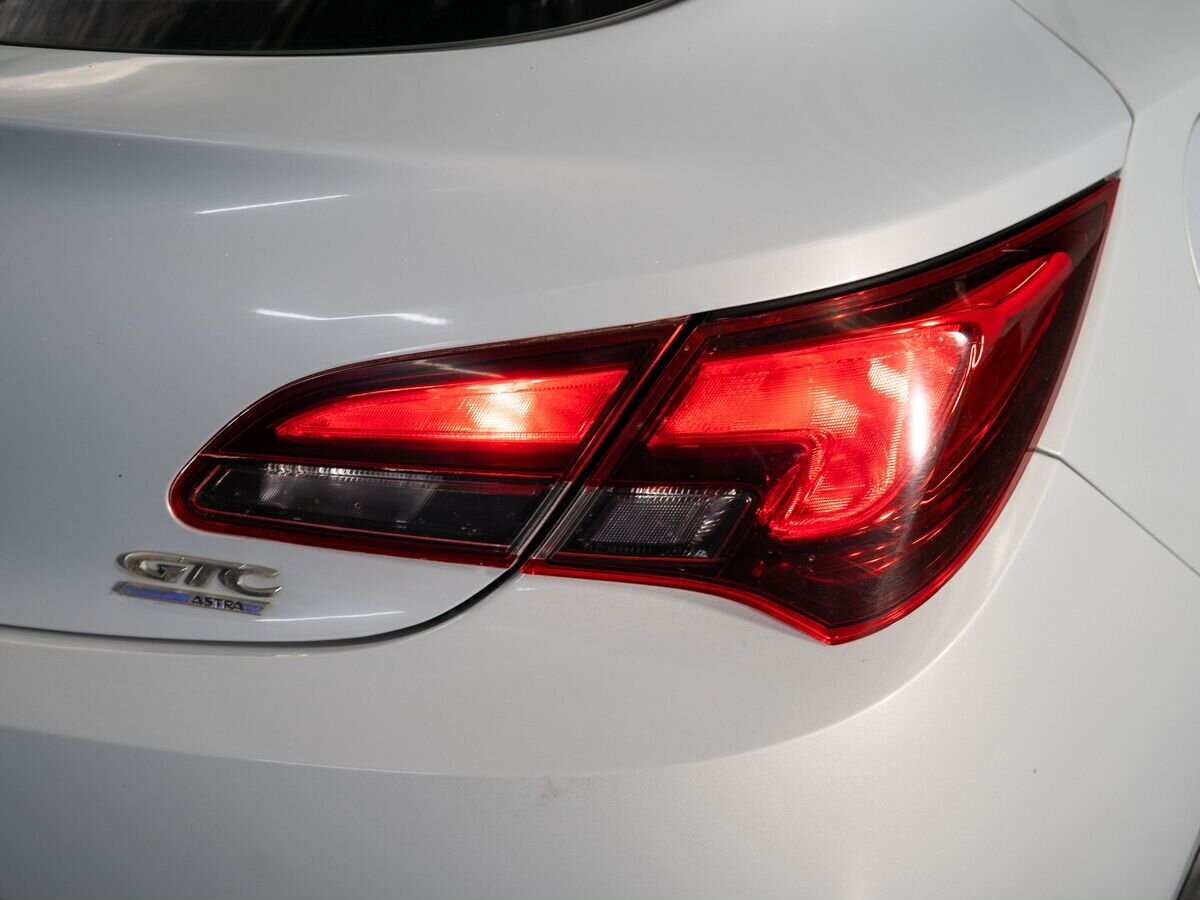 Opel Astra 2012 - фото автомобиля