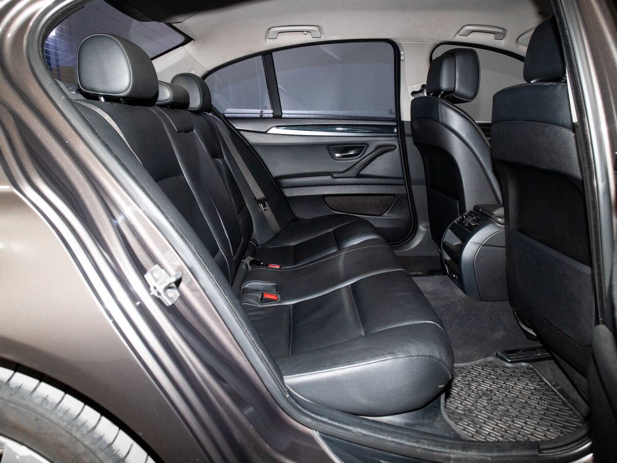 BMW 5 серии 2010 - фото автомобиля