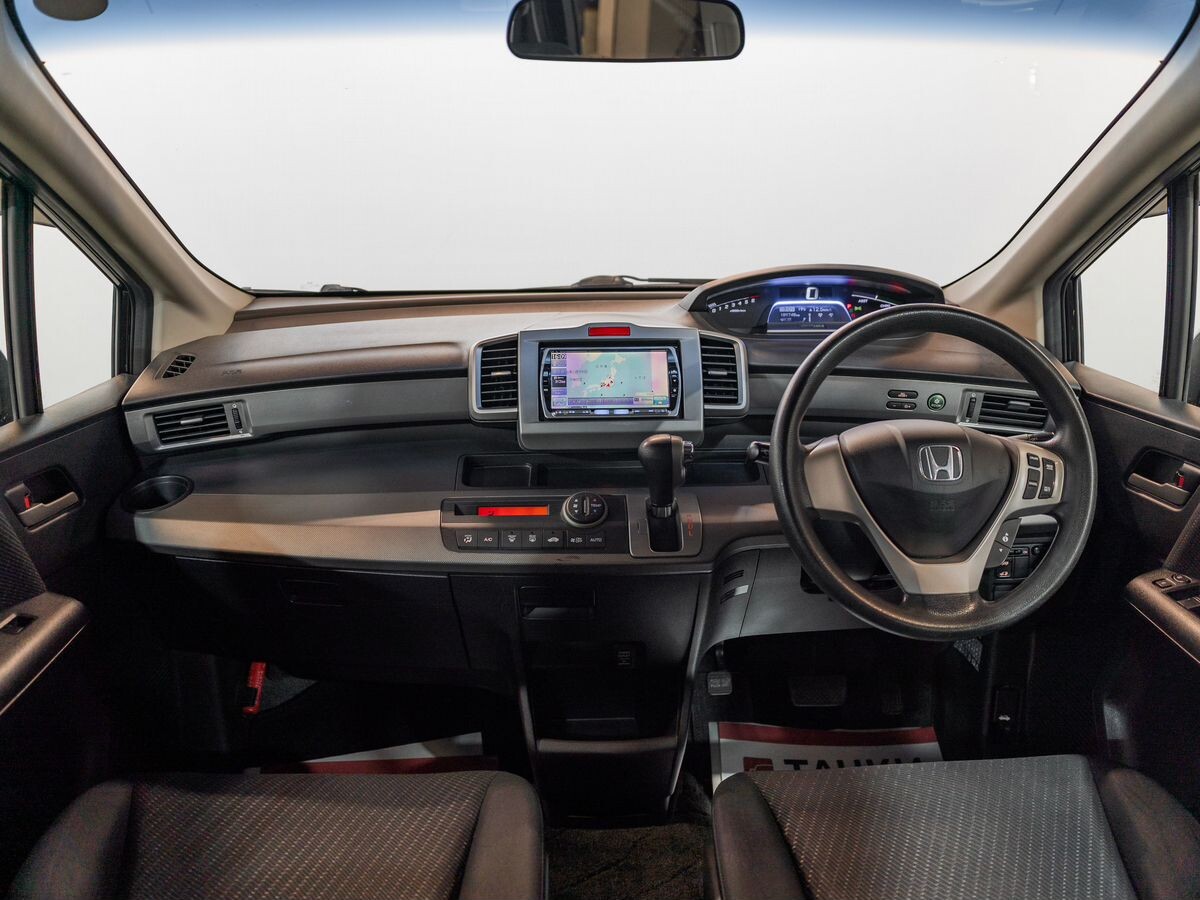 Honda Freed 2011 - фото автомобиля