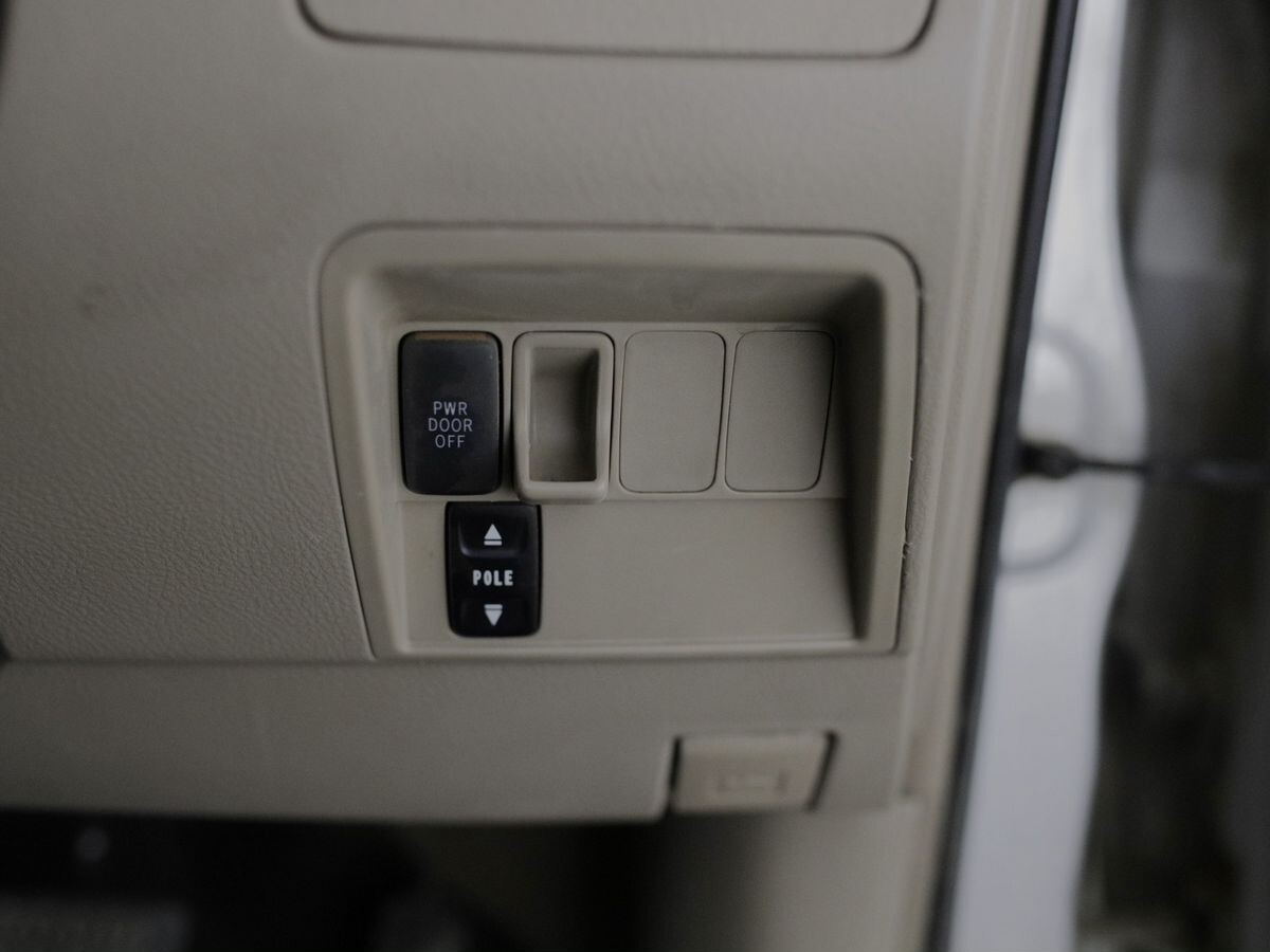 Toyota Raum 2009 - фото автомобиля