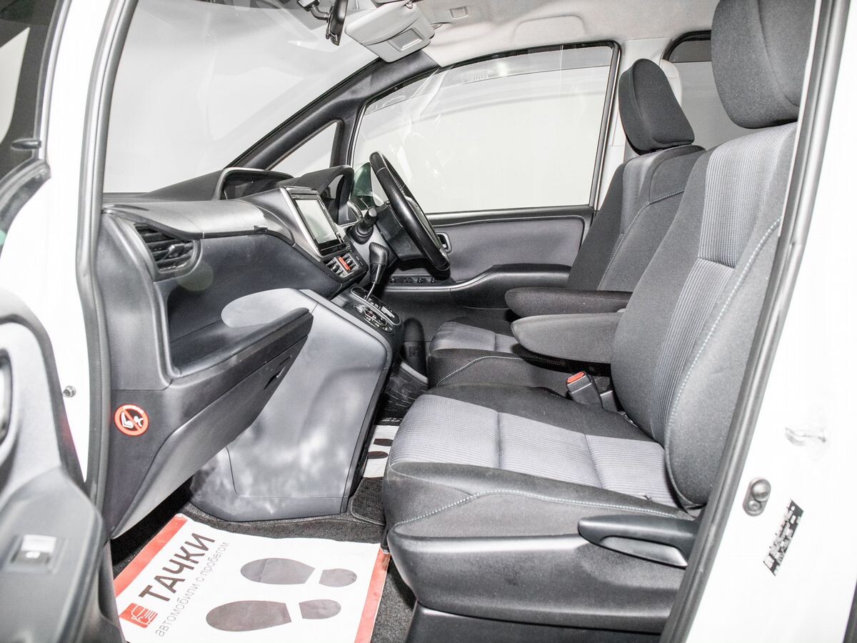 Toyota Noah 2014 - фото автомобиля