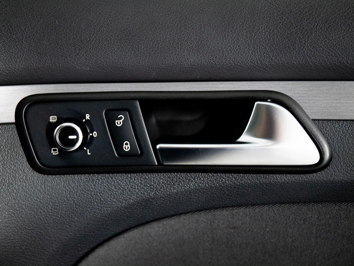 Volkswagen Touran 2012 - фото автомобиля