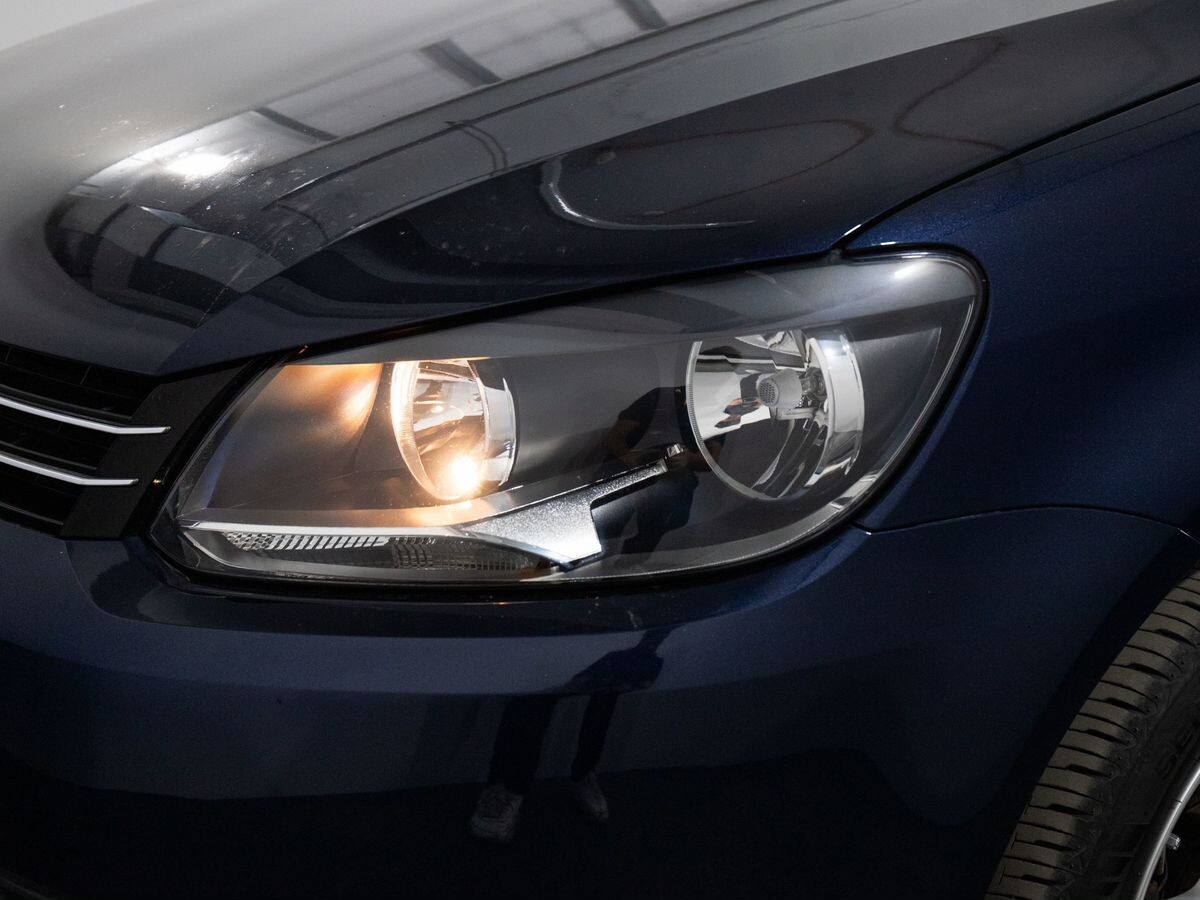 Volkswagen Touran 2012 - фото автомобиля