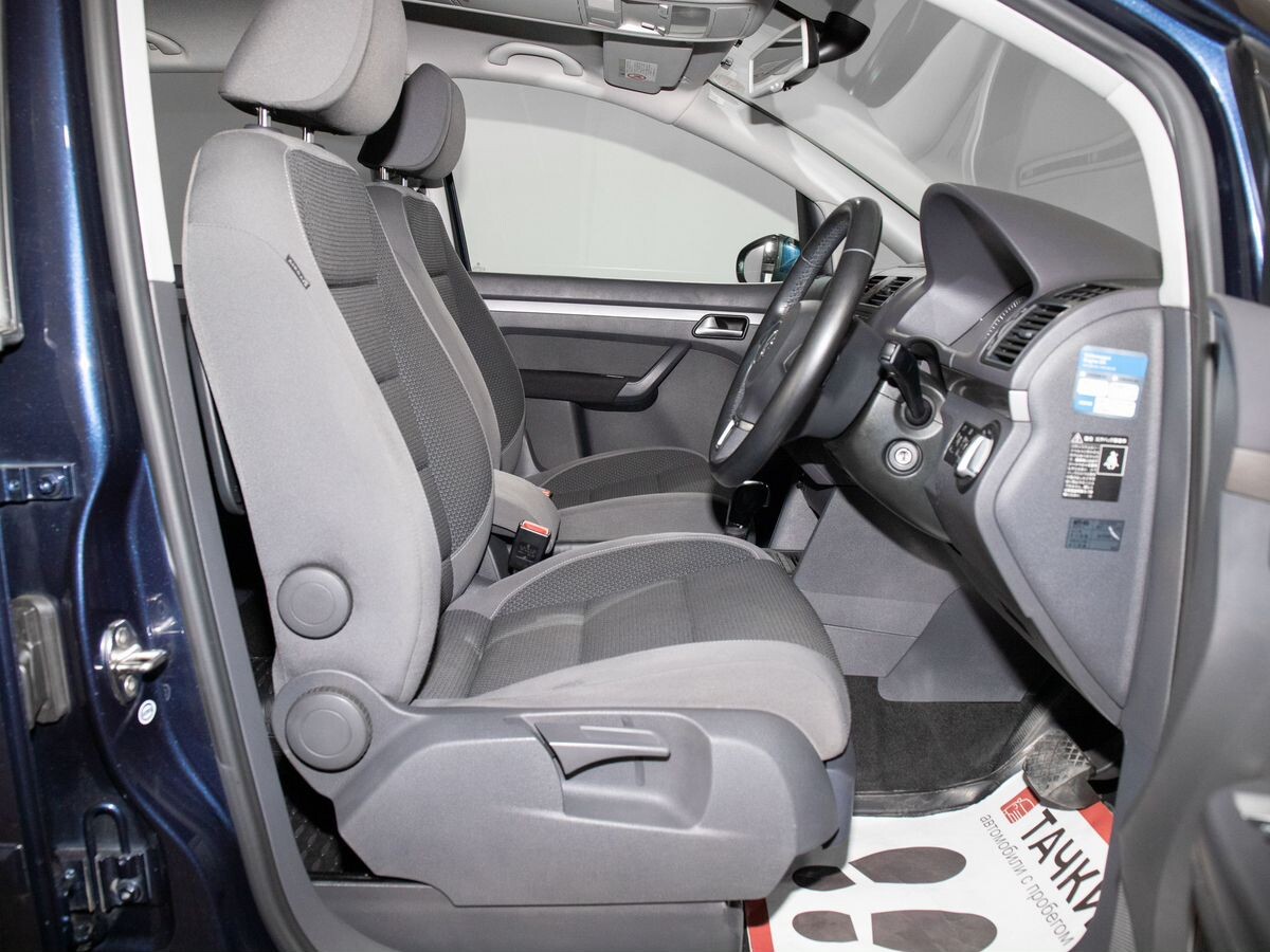 Volkswagen Touran 2012 - фото автомобиля