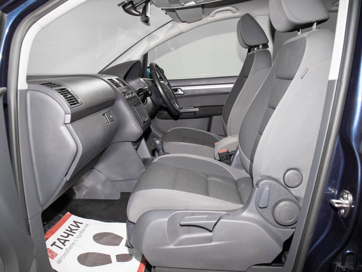 Volkswagen Touran 2012 - фото автомобиля