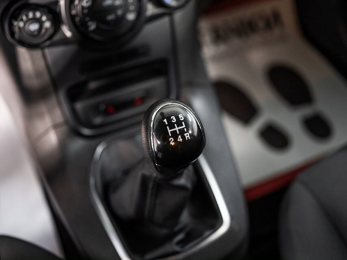 Ford Fiesta 2015 - фото автомобиля