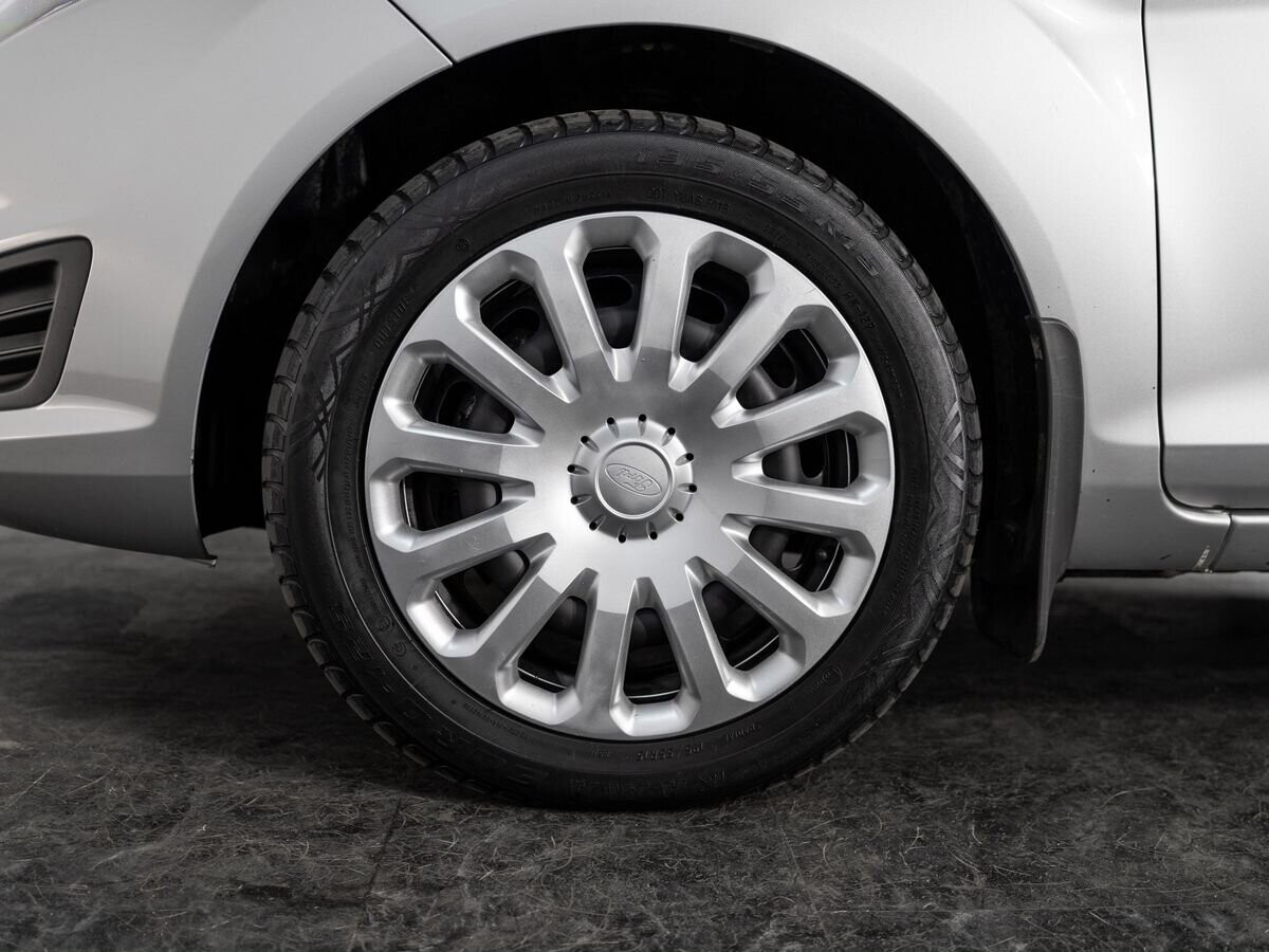 Ford Fiesta 2015 - фото автомобиля