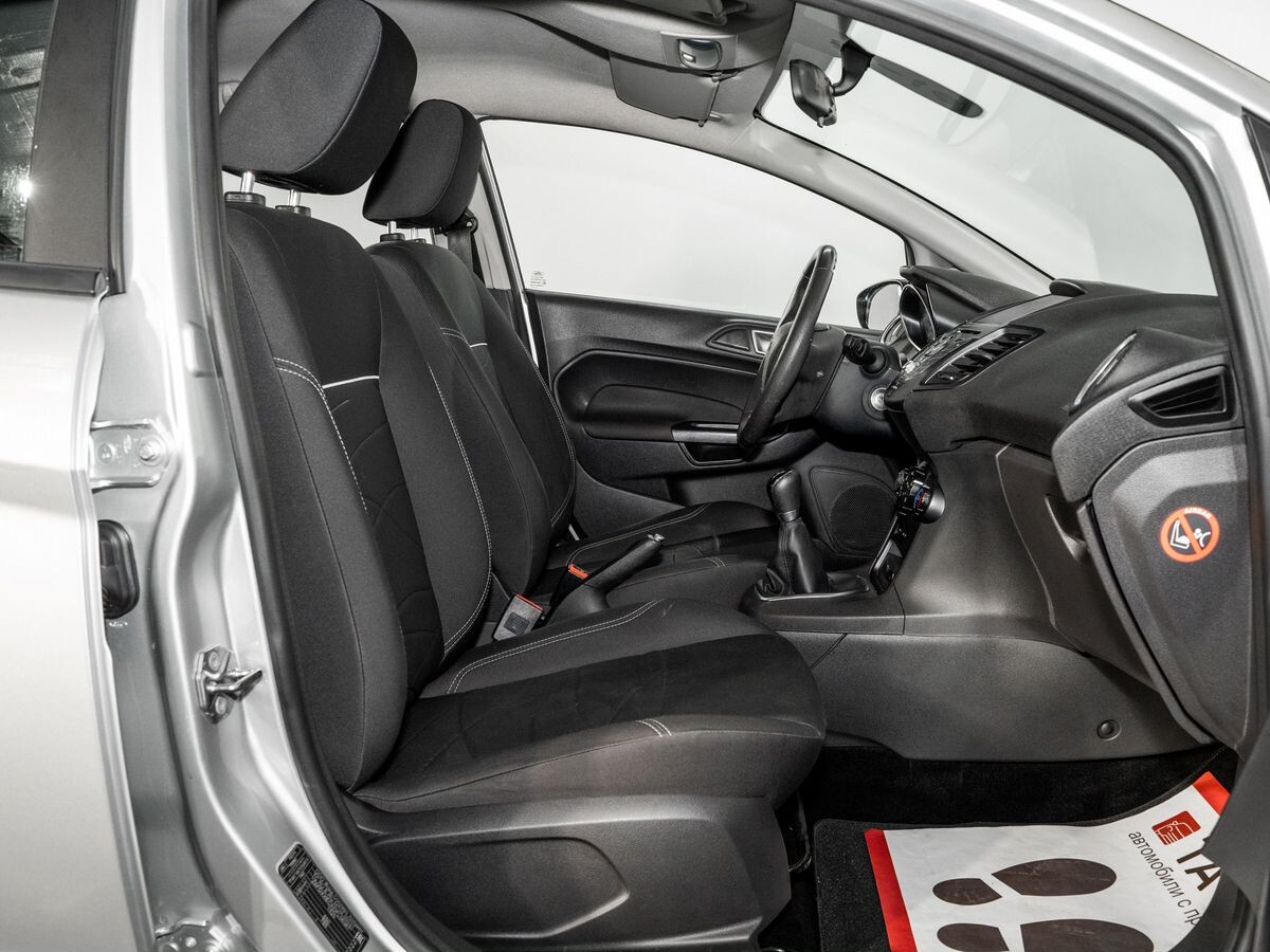 Ford Fiesta 2015 - фото автомобиля