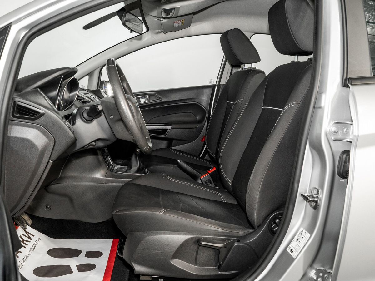 Ford Fiesta 2015 - фото автомобиля