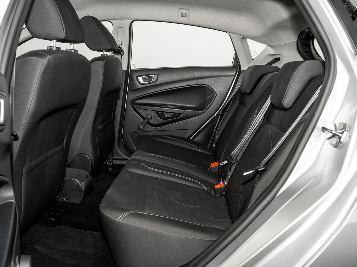 Ford Fiesta 2015 - фото автомобиля