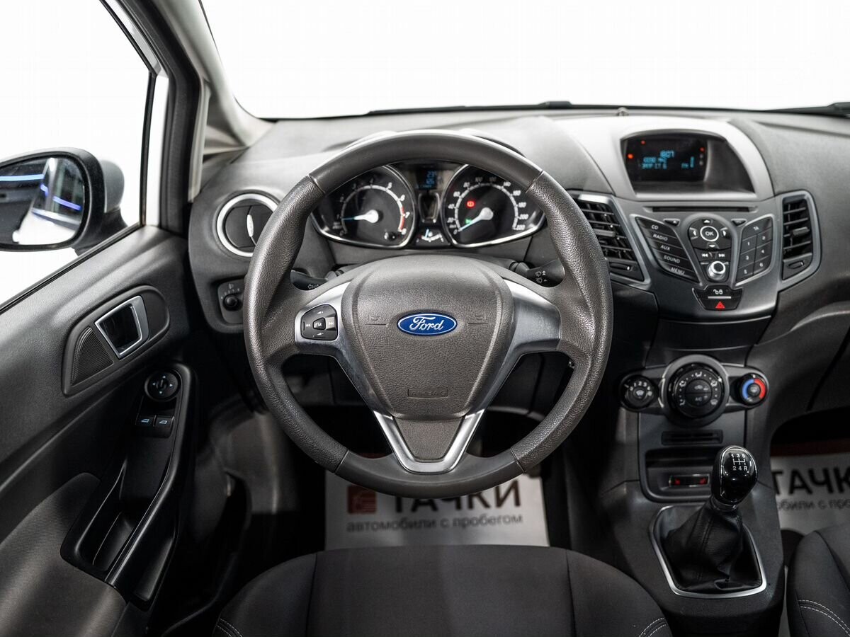 Ford Fiesta 2015 - фото автомобиля