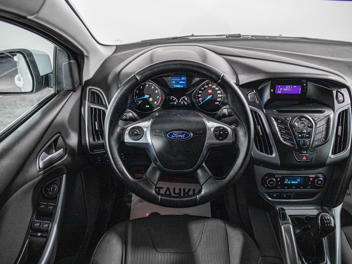 Ford Focus 2011 - фото автомобиля