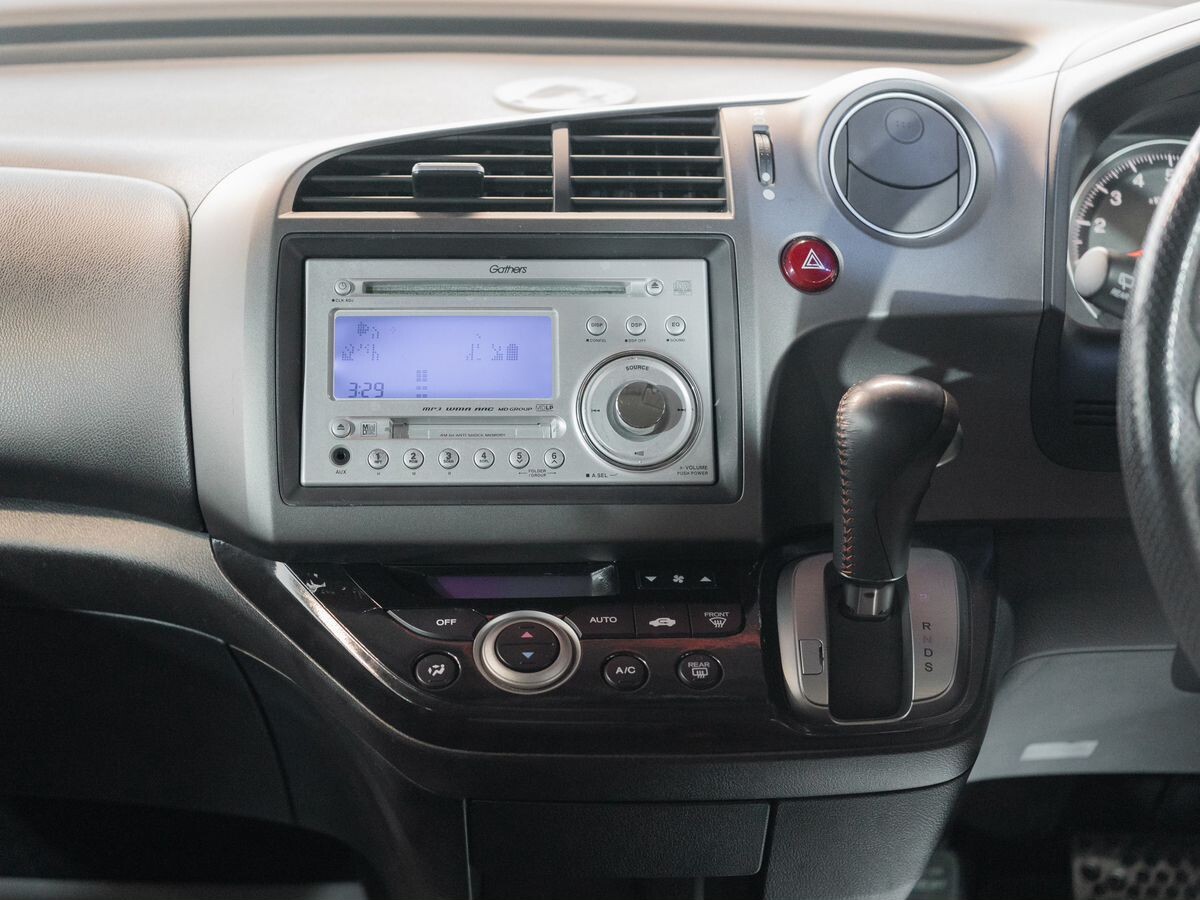 Honda Stream 2010 - фото автомобиля