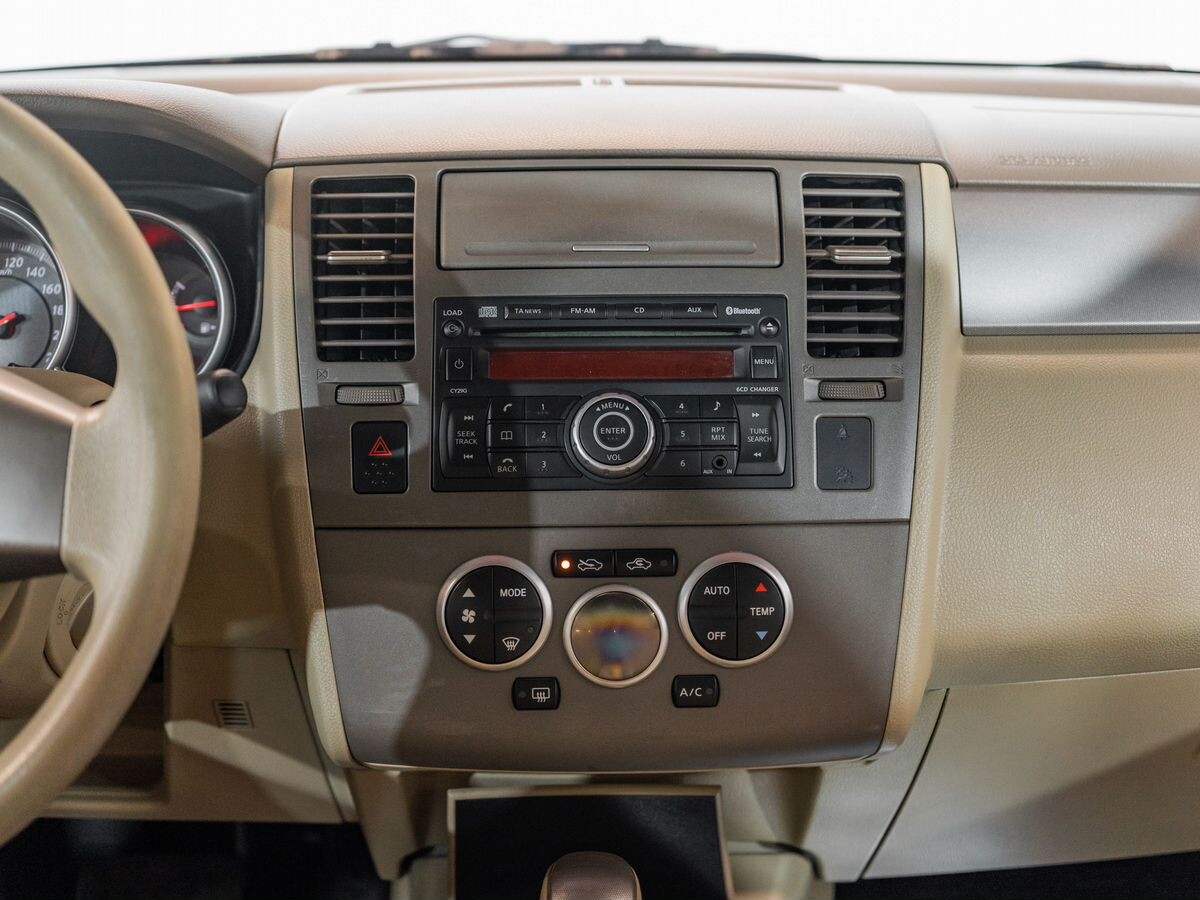 Nissan Tiida 2011 - фото автомобиля