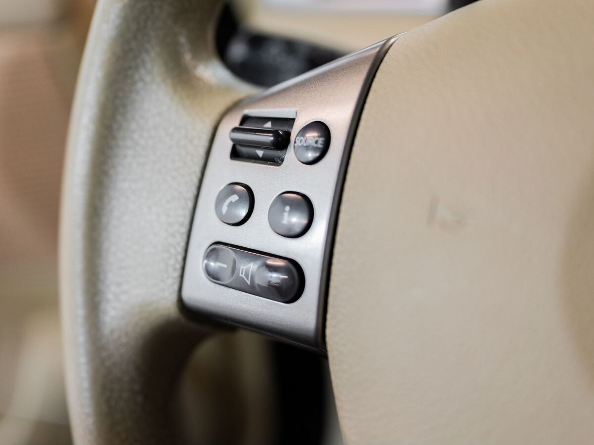 Nissan Tiida 2011 - фото автомобиля