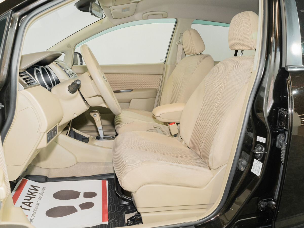 Nissan Tiida 2011 - фото автомобиля