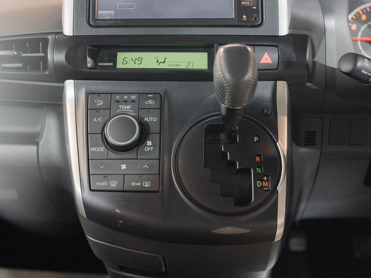 Toyota Wish 2011 - фото автомобиля