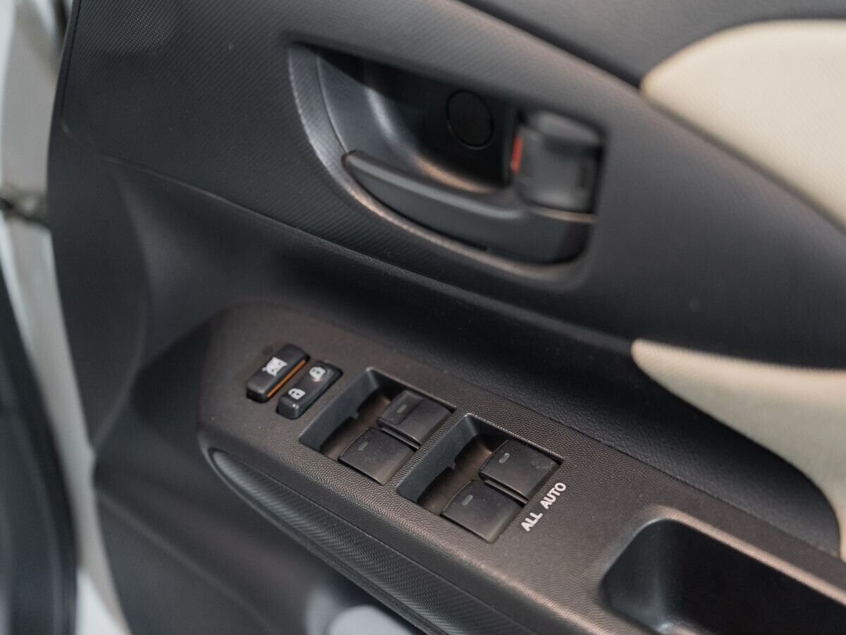 Toyota Wish 2011 - фото автомобиля