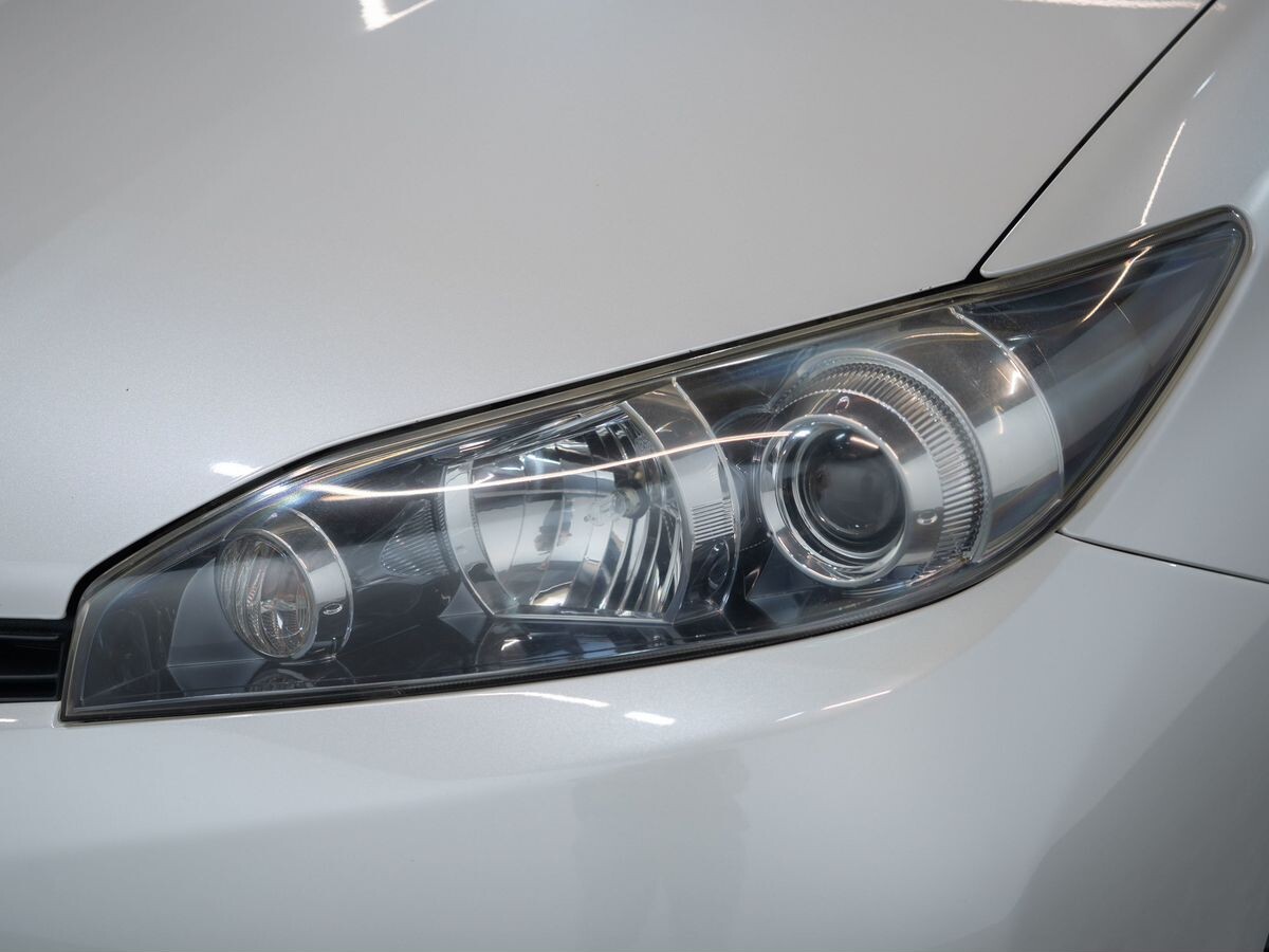 Toyota Wish 2011 - фото автомобиля