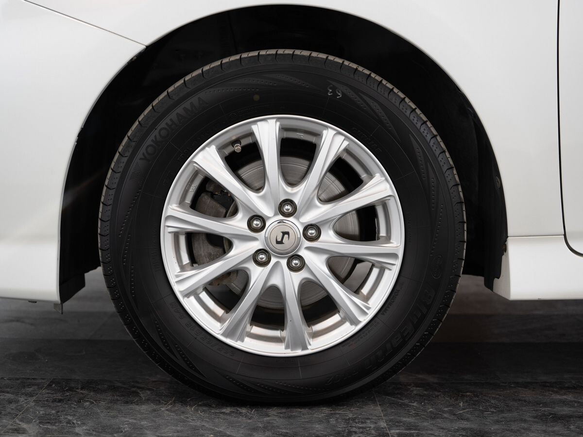 Toyota Wish 2011 - фото автомобиля