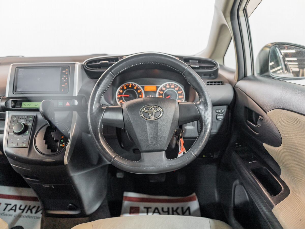 Toyota Wish 2011 - фото автомобиля