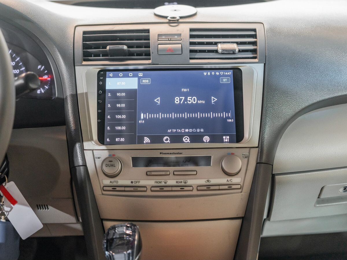 Toyota Camry 2010 - фото автомобиля