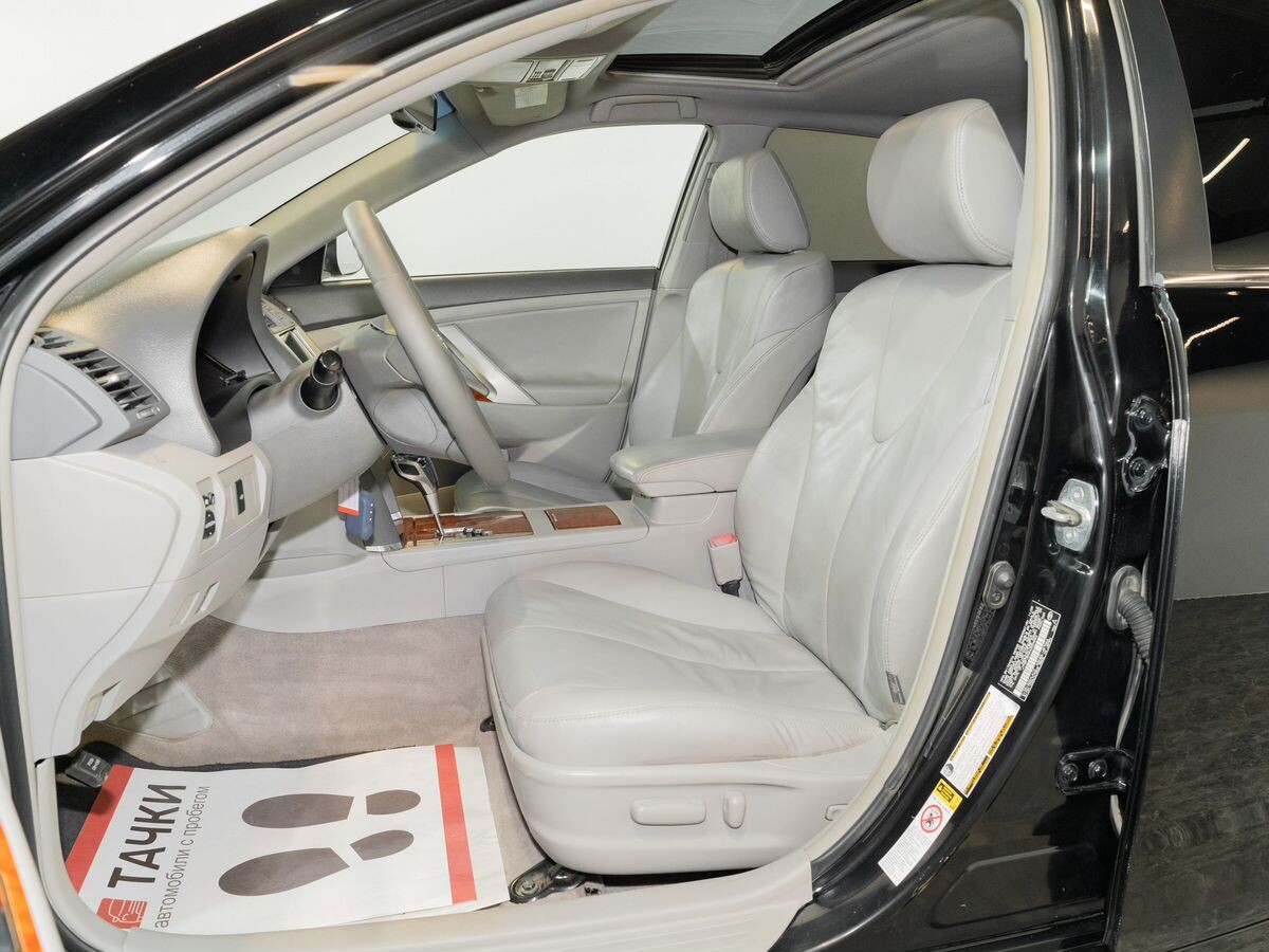 Toyota Camry 2010 - фото автомобиля