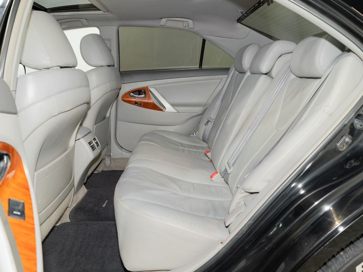 Toyota Camry 2010 - фото автомобиля