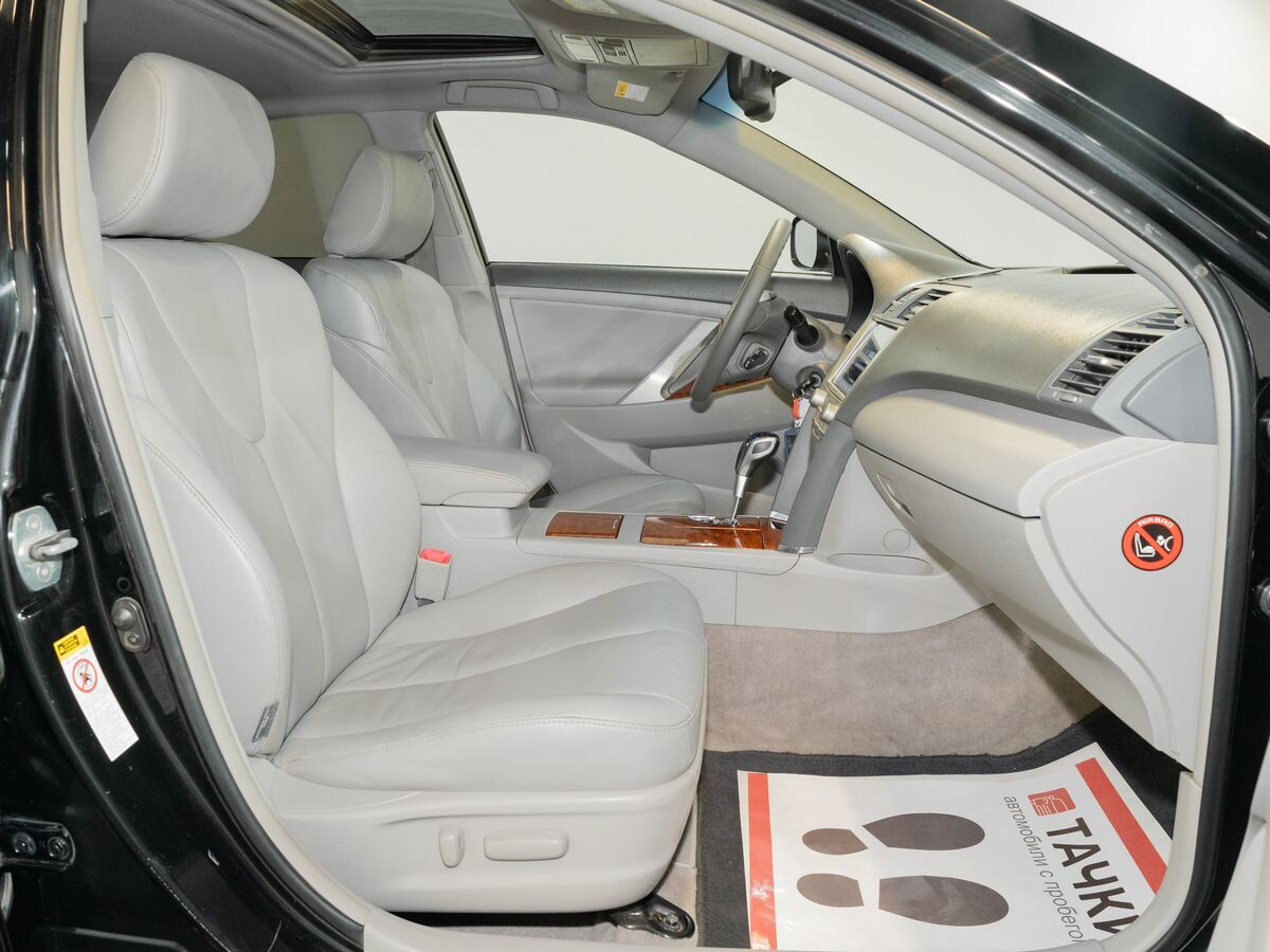 Toyota Camry 2010 - фото автомобиля