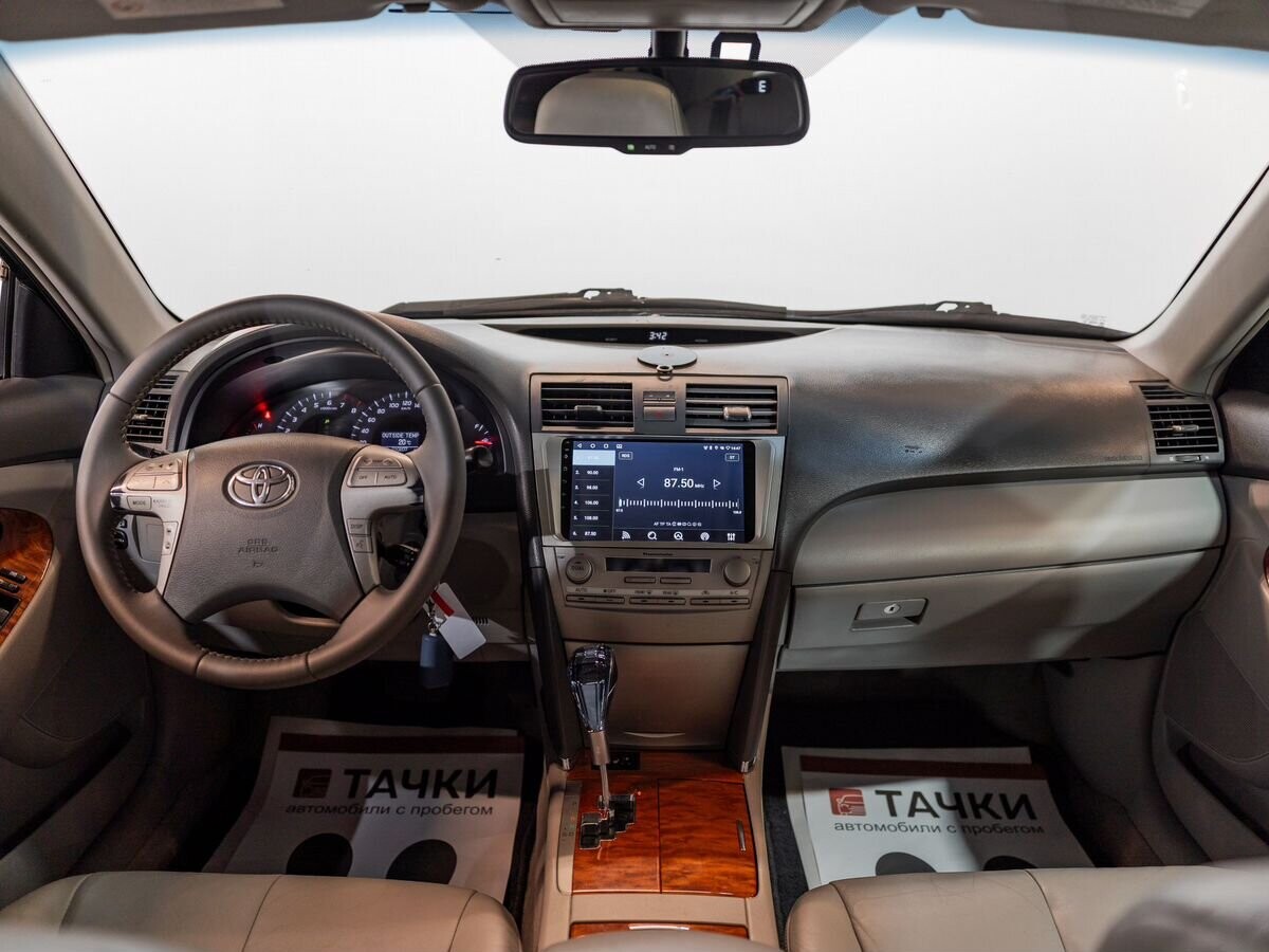 Toyota Camry 2010 - фото автомобиля