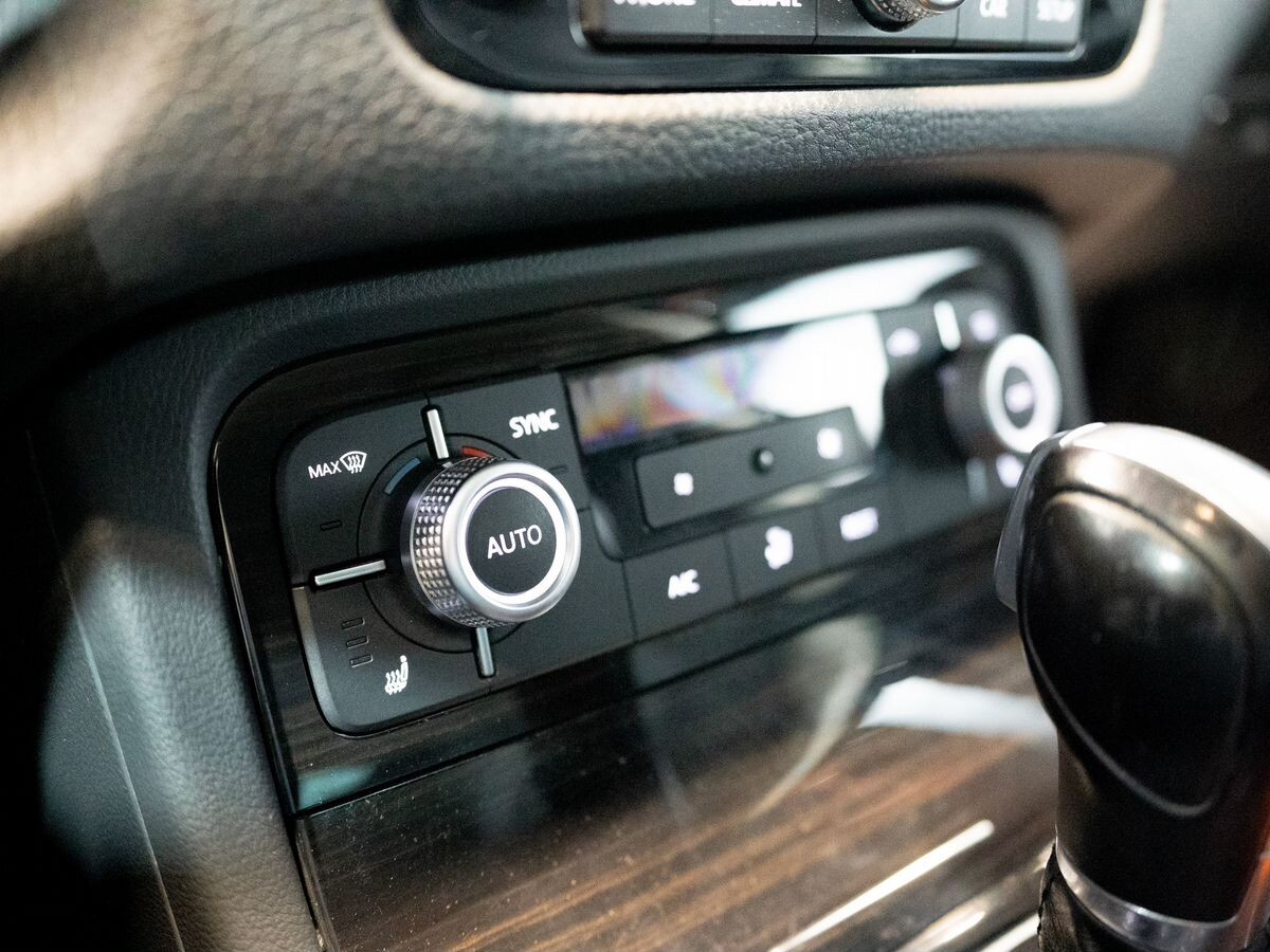 Volkswagen Touareg 2016 - фото автомобиля