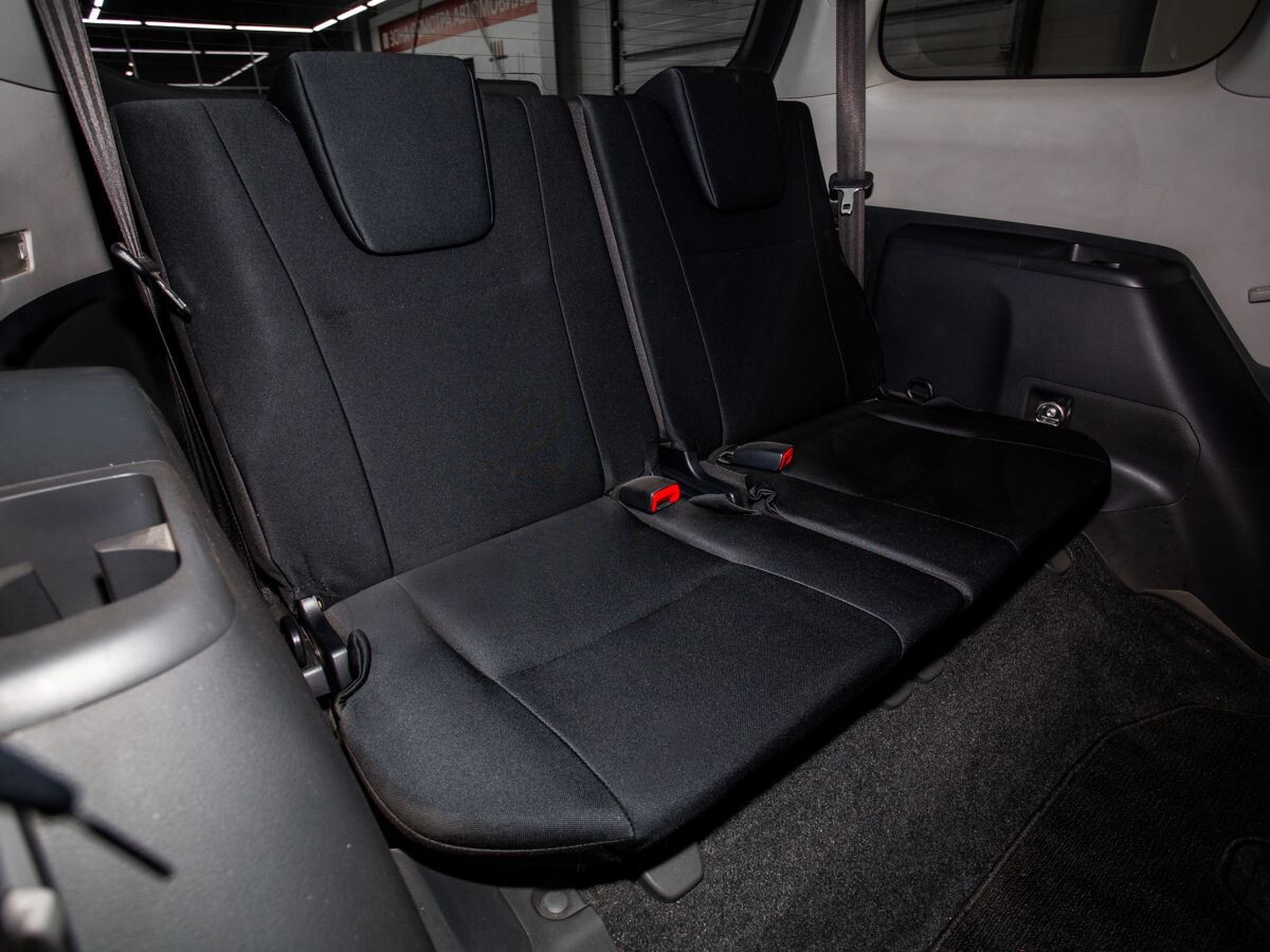 Toyota Wish 2011 - фото автомобиля