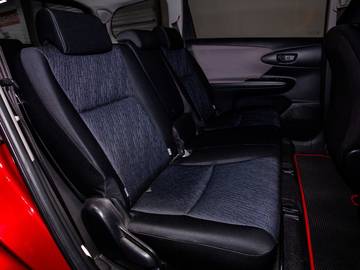 Toyota Wish 2011 - фото автомобиля