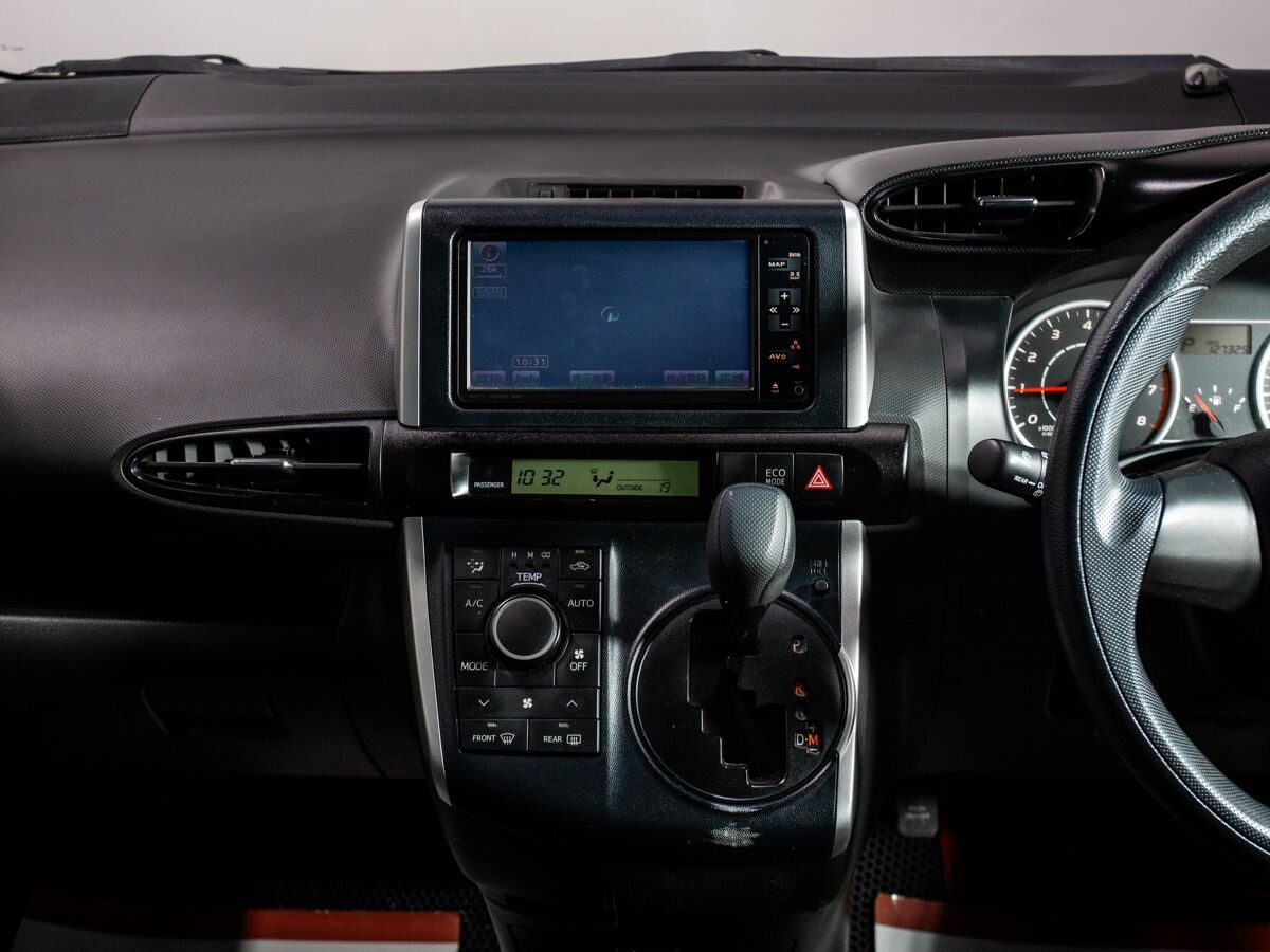 Toyota Wish 2011 - фото автомобиля