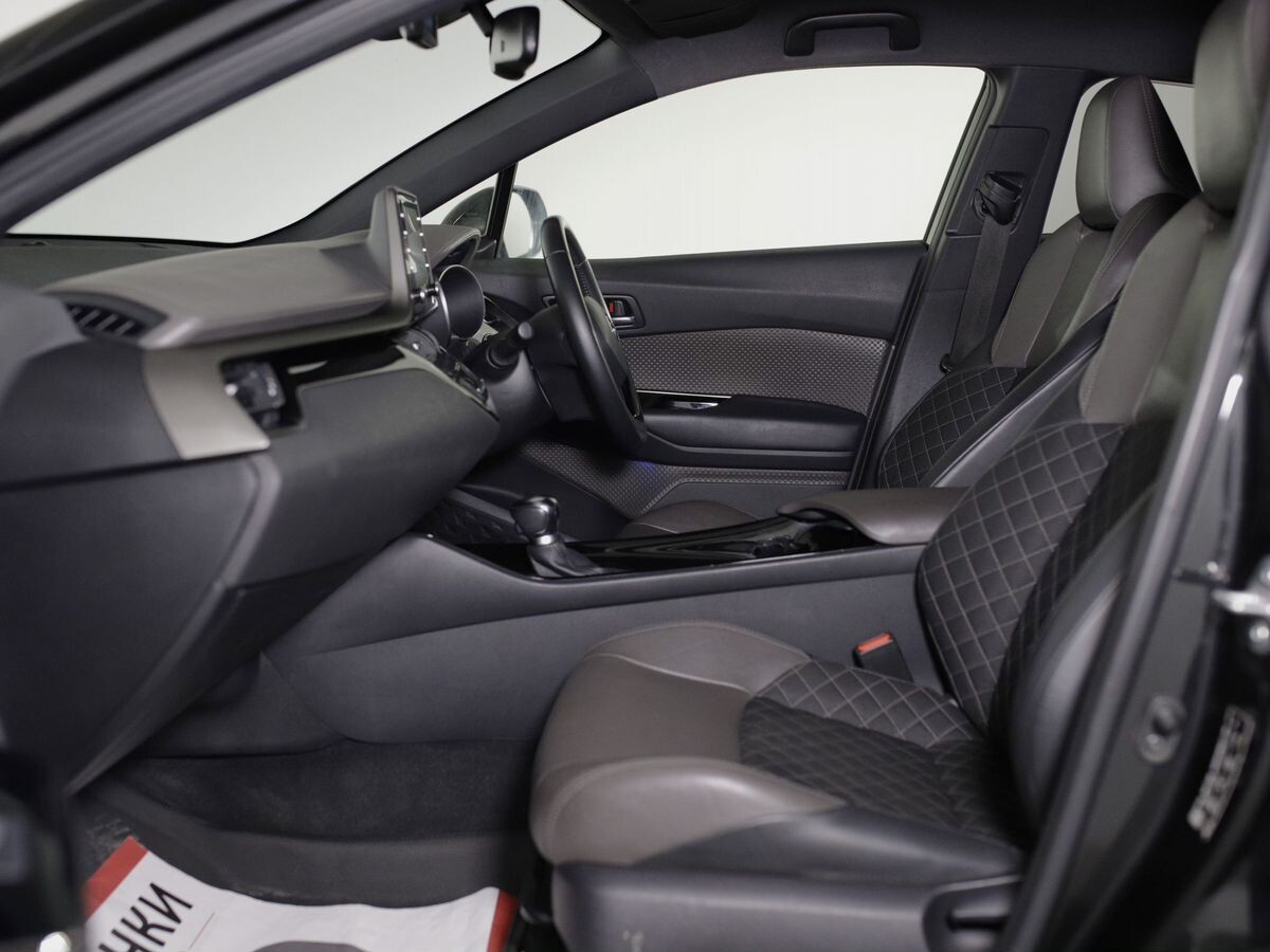 Toyota C-HR 2019 - фото автомобиля