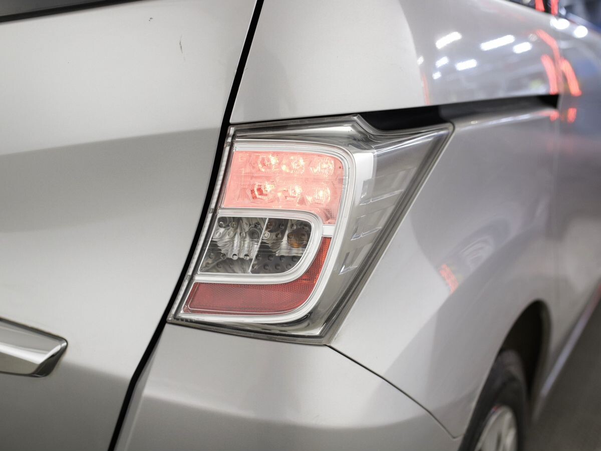 Honda Freed 2012 - фото автомобиля