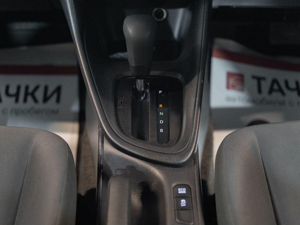 Toyota Yaris 2020 - фото автомобиля