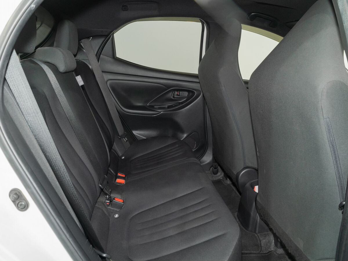 Toyota Yaris 2020 - фото автомобиля