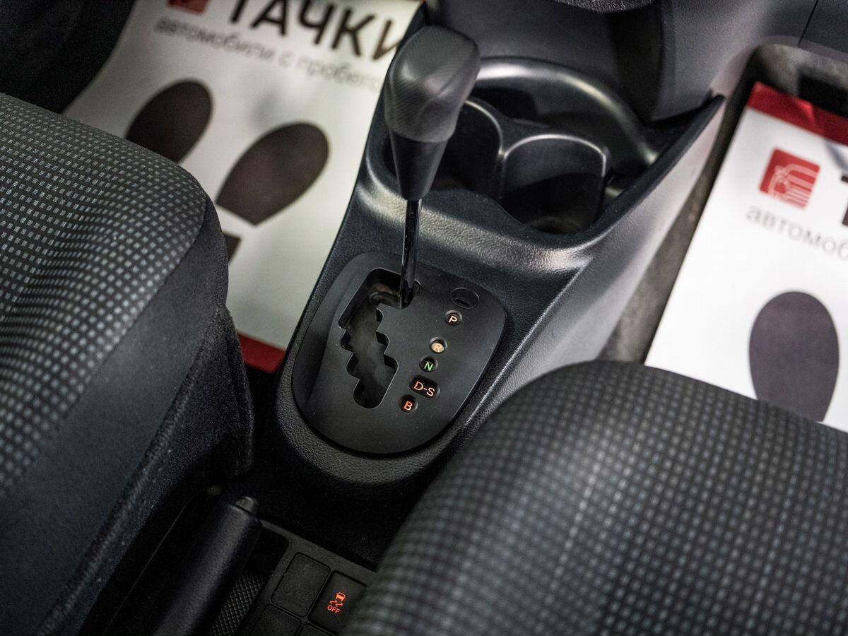 Toyota Vitz 2015 - фото автомобиля